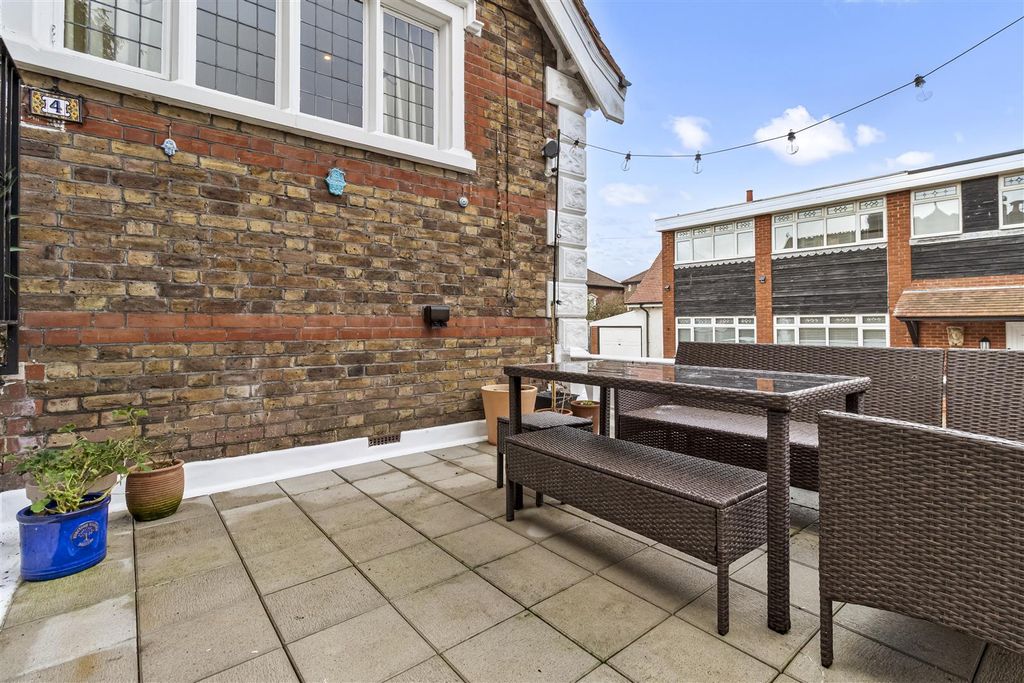 Property photo 2 of 14 4, 14 Bulkington Ave-012.Jpg