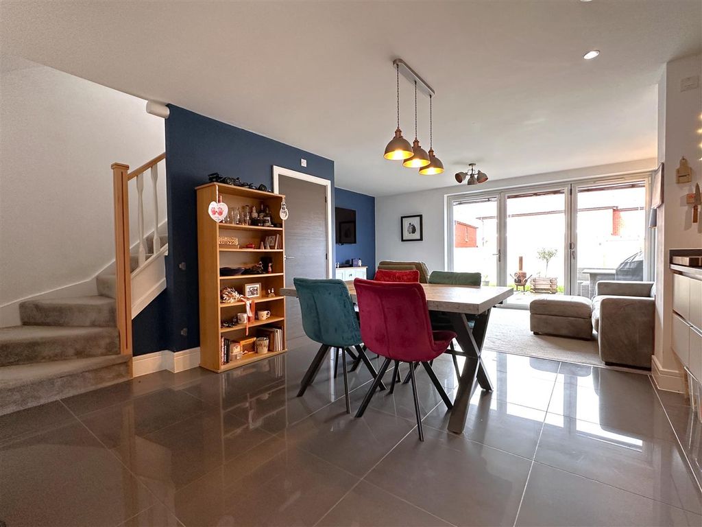 Property photo 2 of 21 Open-Plan Living Space 842