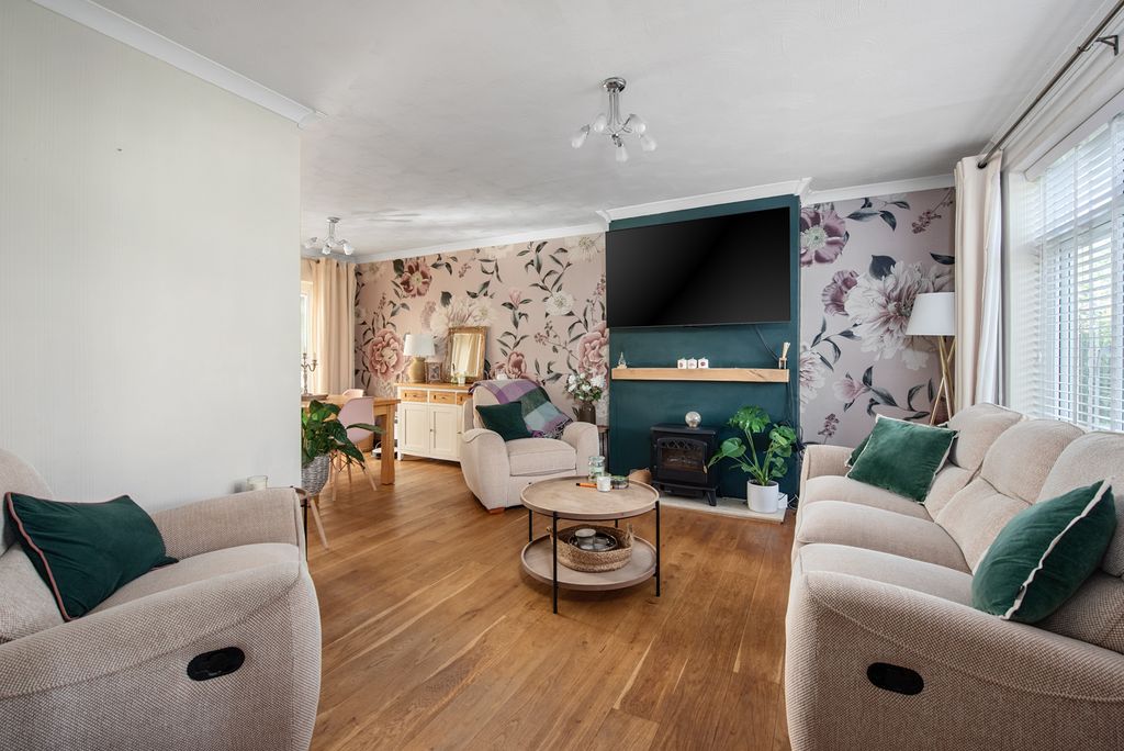 Property photo 3 of 13 Lounge