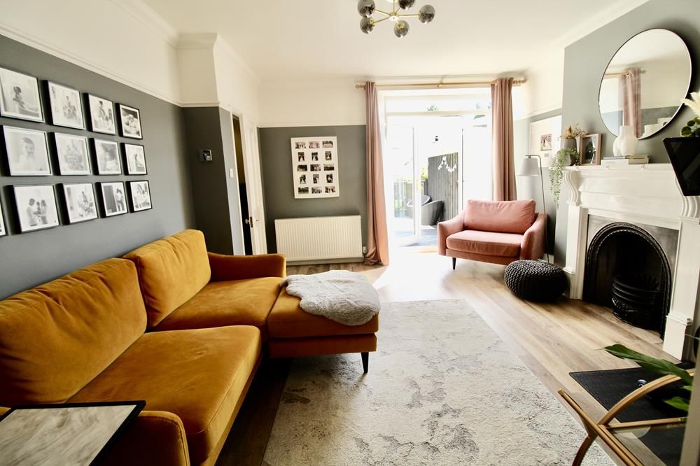 Property photo 2 of 16 Lounge − Photograph 2