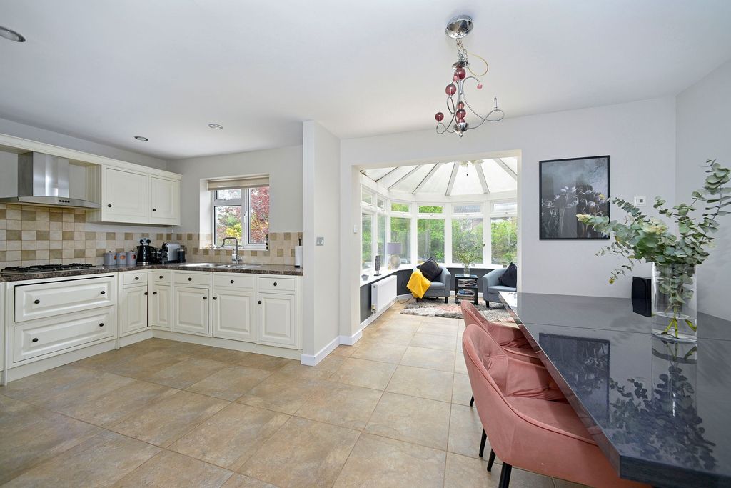 Property photo 2 of 16 Kitchen/Breakfast