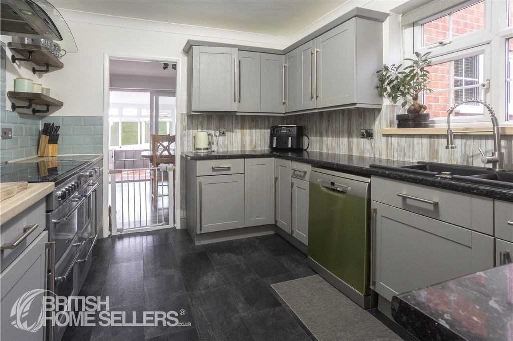 Property photo 2 of 22 Picture No. 11