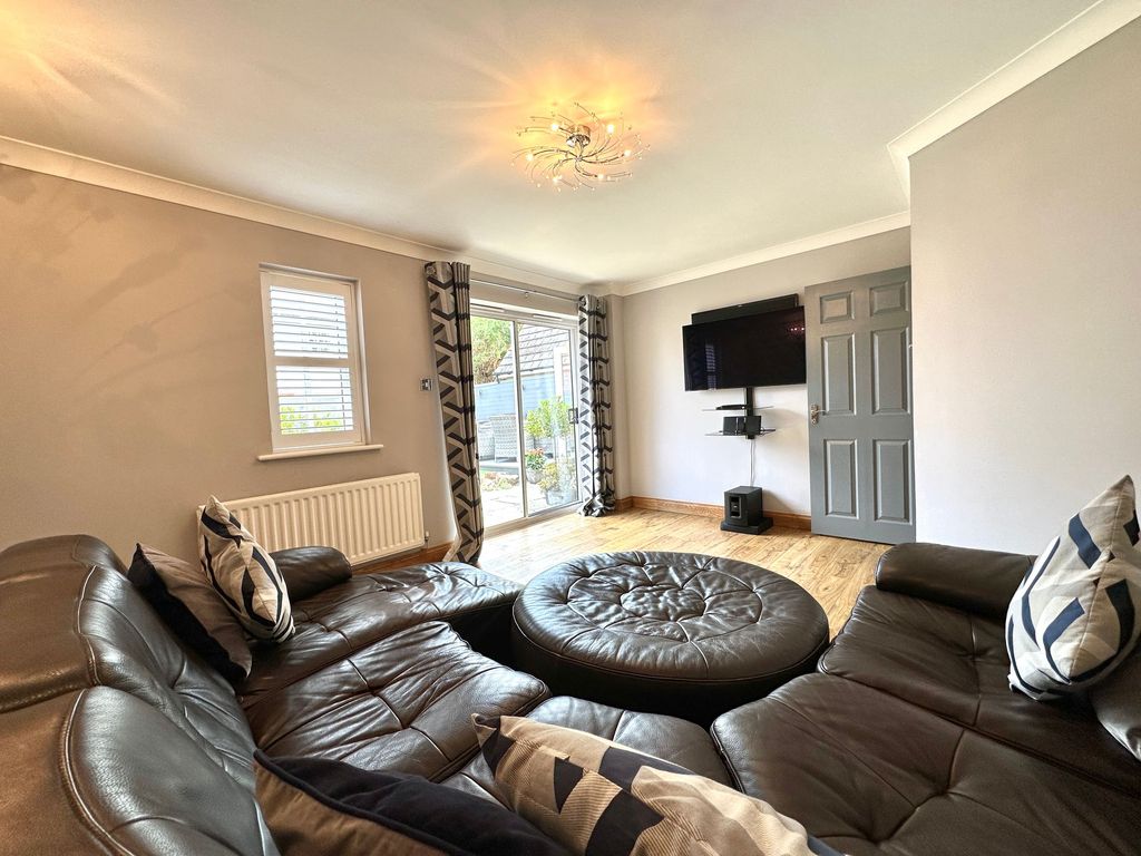 Property photo 3 of 20 Lounge