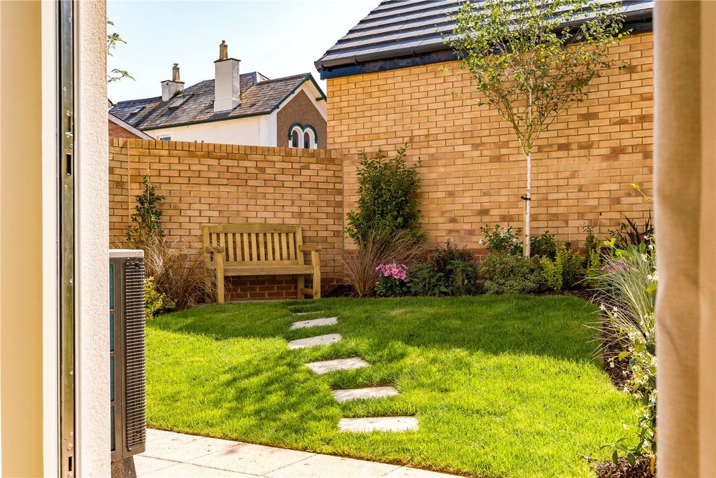 Property photo 3 of 8 Garden