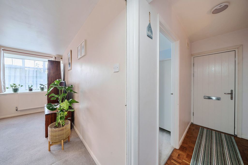 Property photo 2 of 11 Hallway