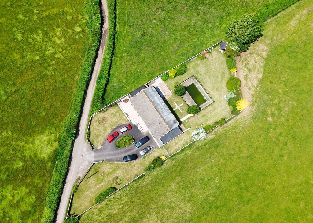 Property photo 2 of 33