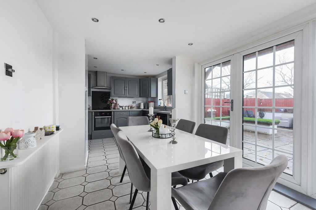 Property photo 2 of 11 Dining Area