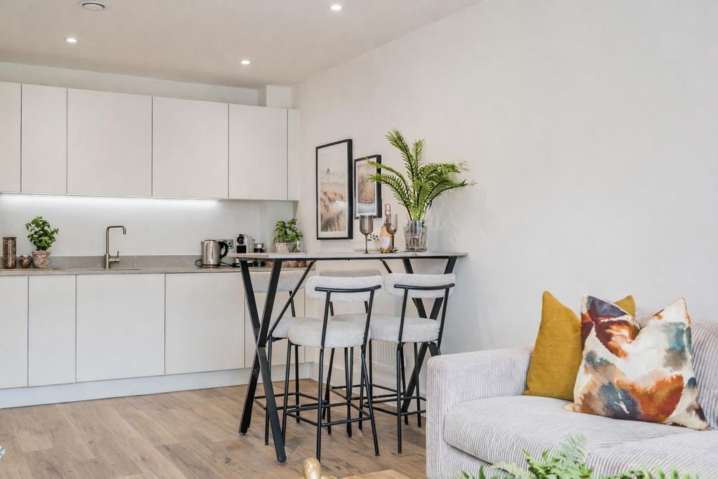 Property photo 3 of 14 Dining Area