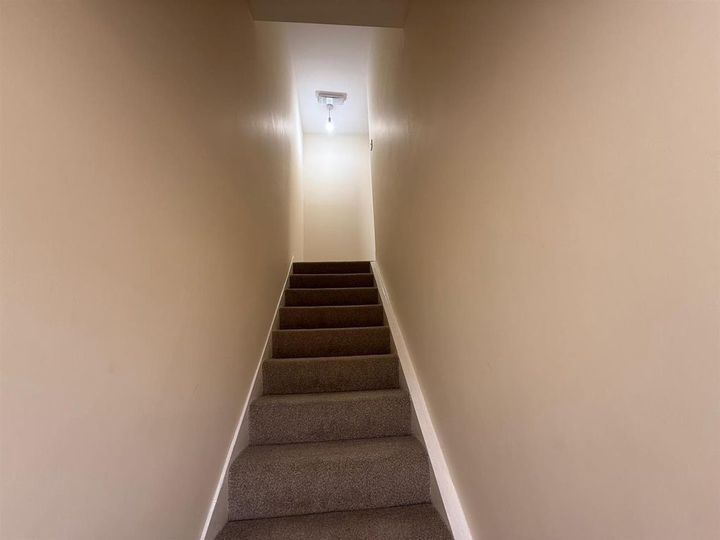 Property photo 2 of 6 Entrance Hall.Jpg