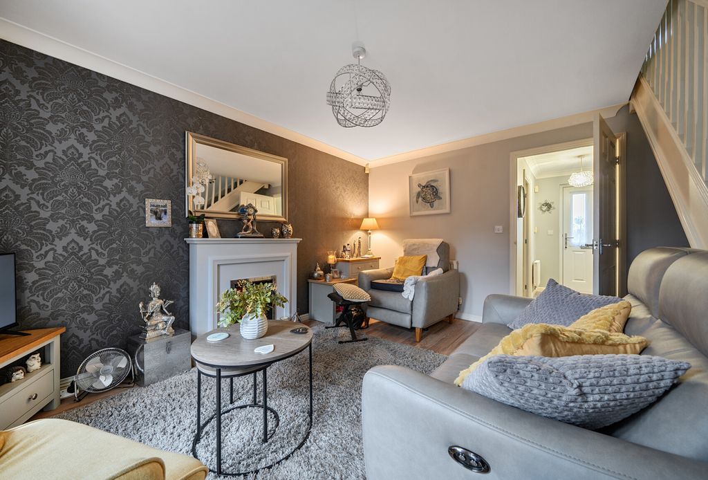 Property photo 2 of 15 1385604-10-692863...