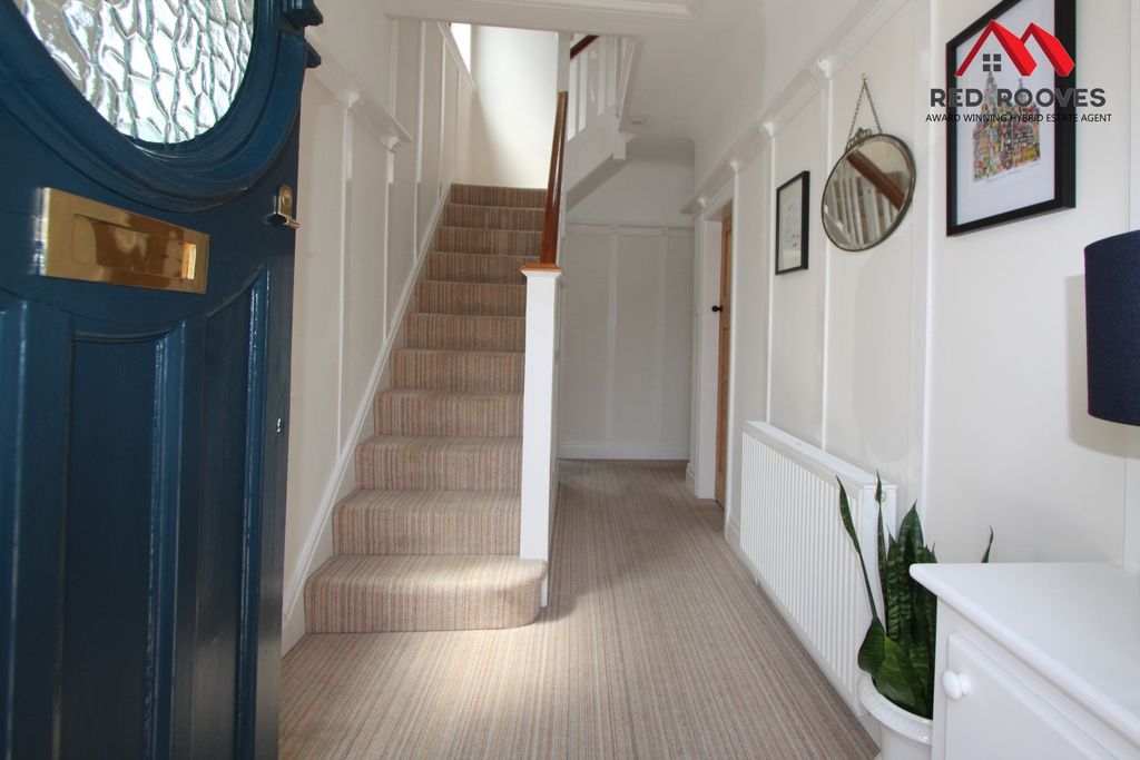 Property photo 2 of 40 Hallway
