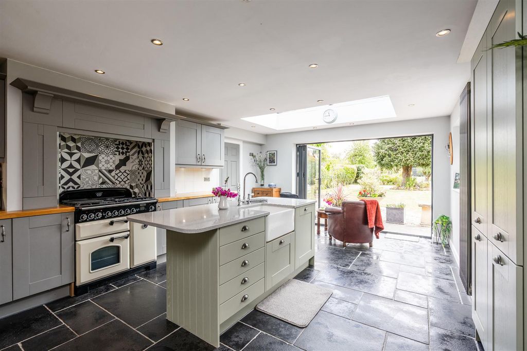 Property photo 3 of 18 12 Eastcote Lane_17.Jpg