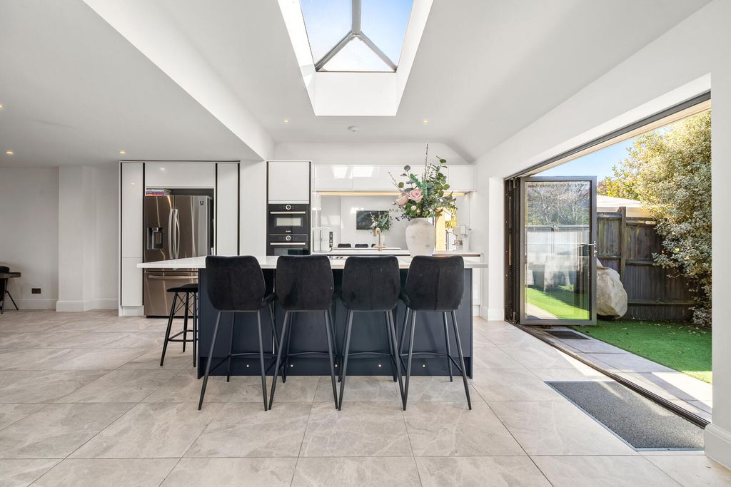 Property photo 2 of 28 Kitchen