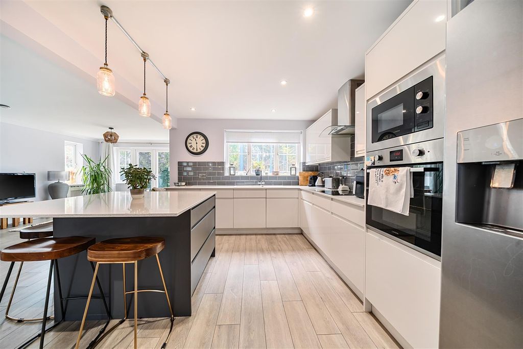 Property photo 3 of 24 1350573-18-68c7F25c58587.Jpg