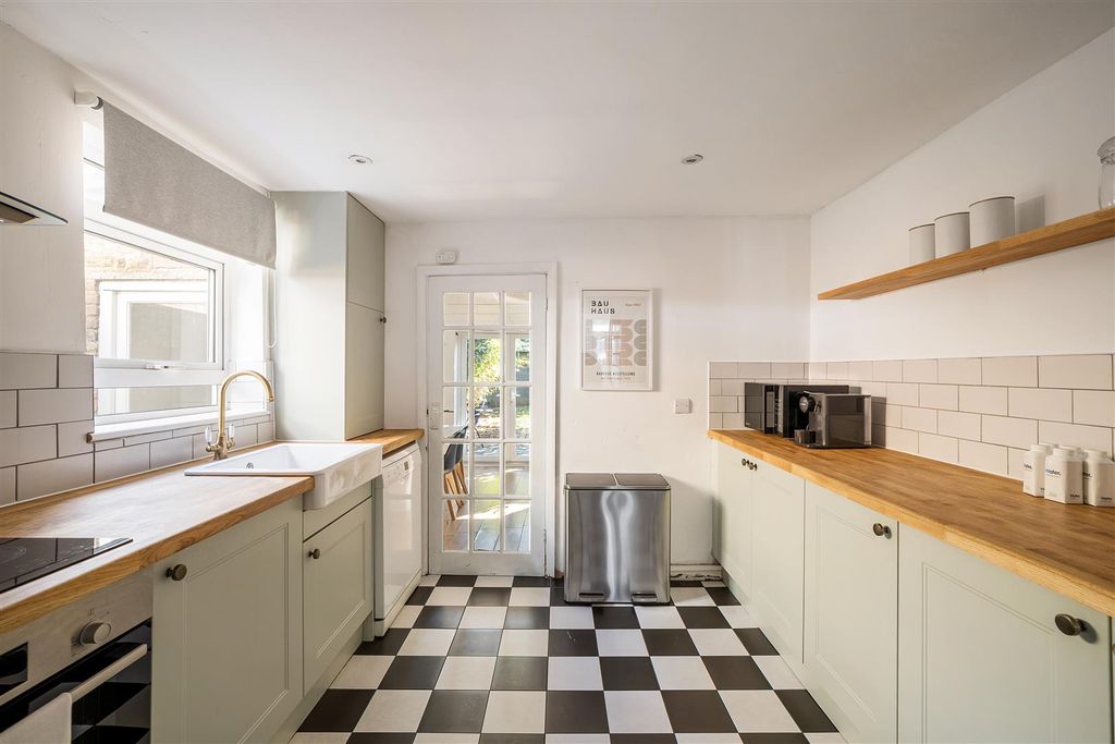 Property photo 3 of 32 Monega Road, E7