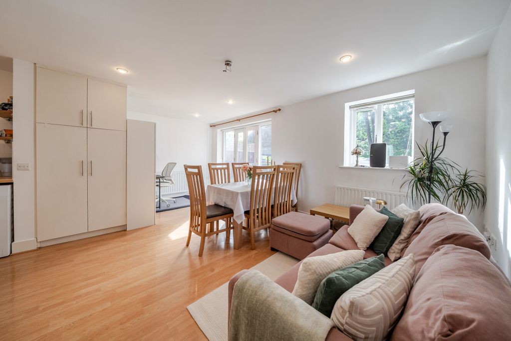 Property photo 3 of 16 1462759-10-6A0Ac9...