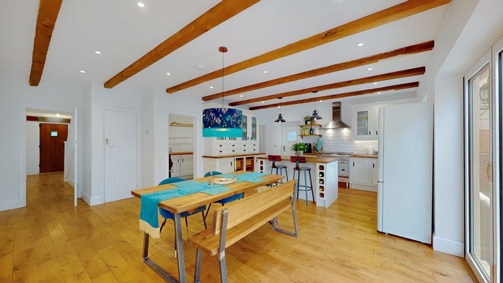 Property photo 2 of 19 4496552