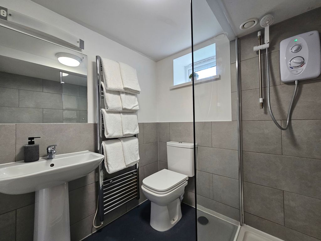 Property photo 2 of 10 Bathroom