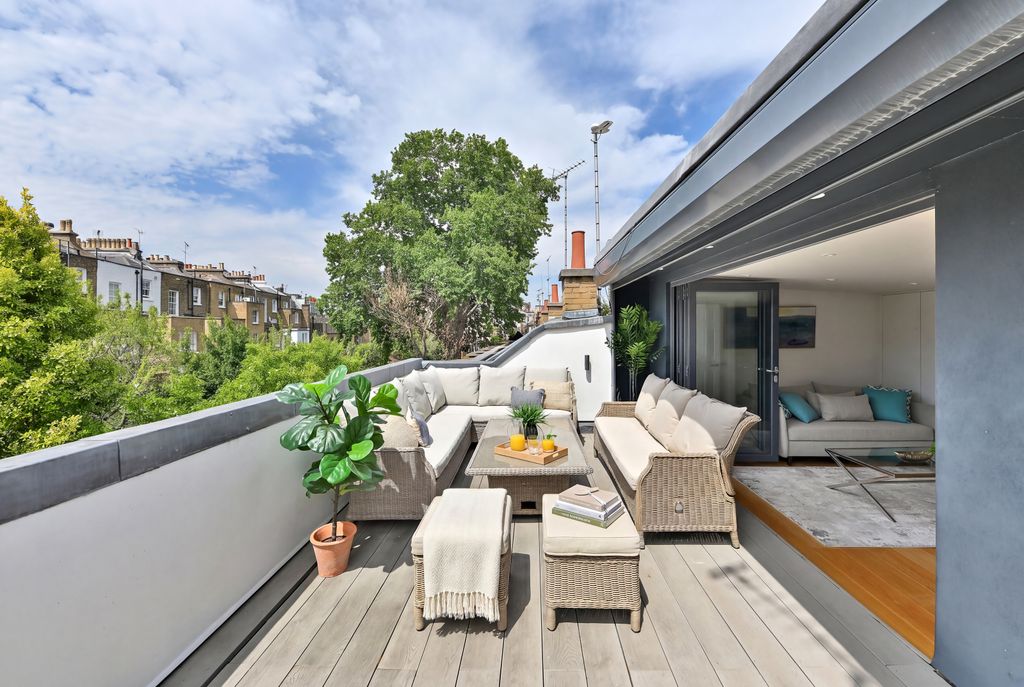 Property photo 2 of 22 Roof Terrace