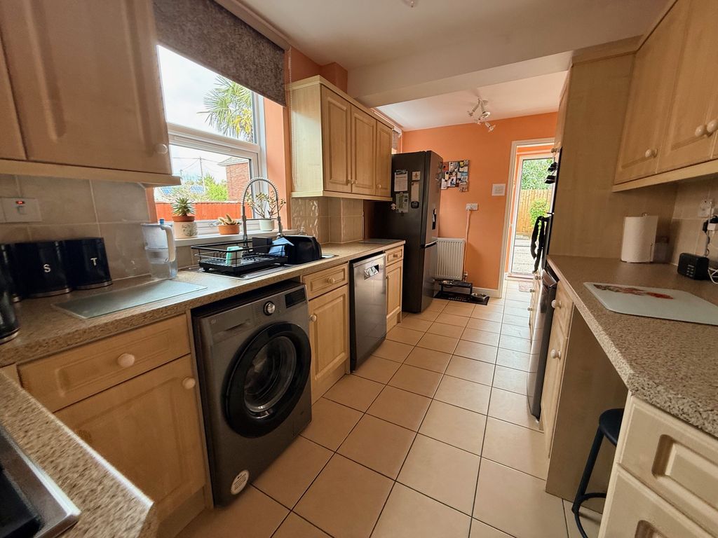 Property photo 2 of 17 Kitchen Aspect 2