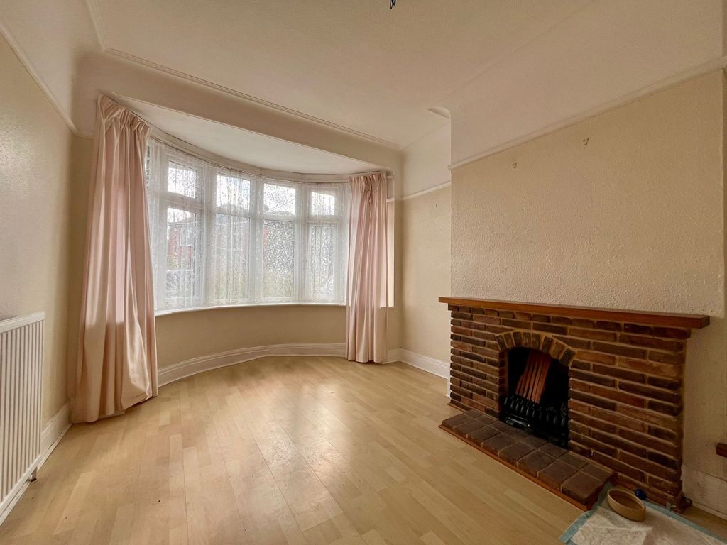 Property photo 3 of 11 4464665