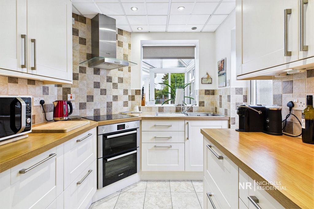 Property photo 3 of 19 Kitchen
