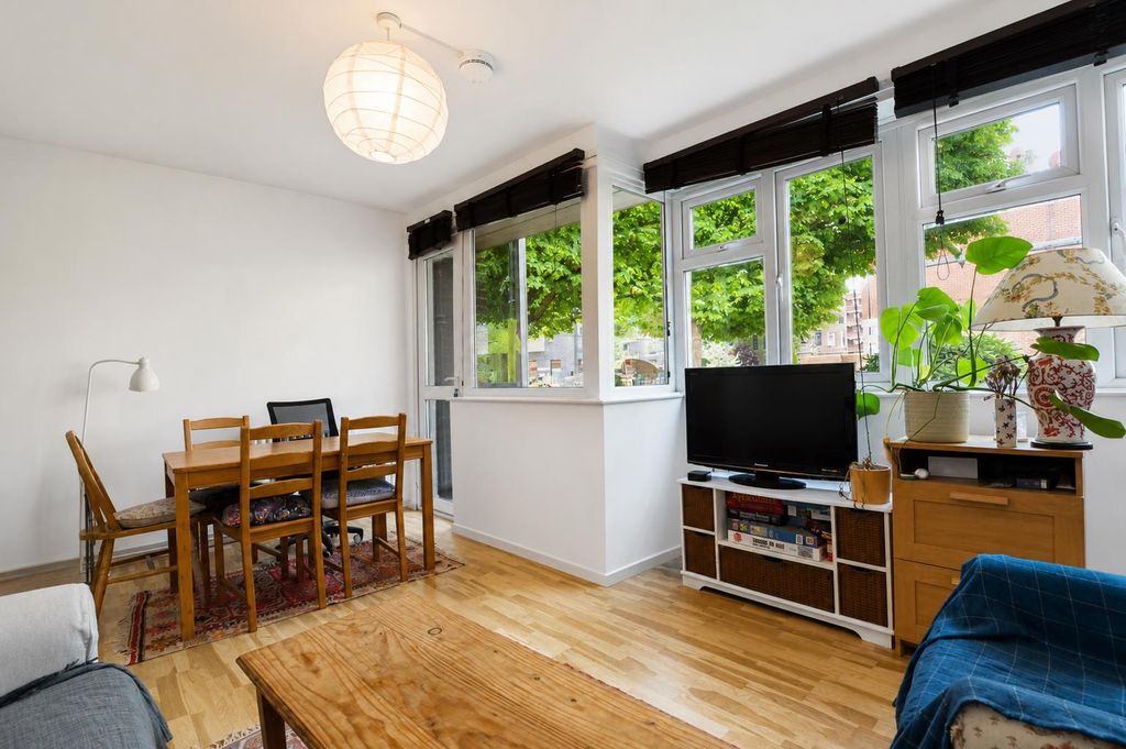 Property photo 1 of 20 Chaucer Court N1638Fc.Png