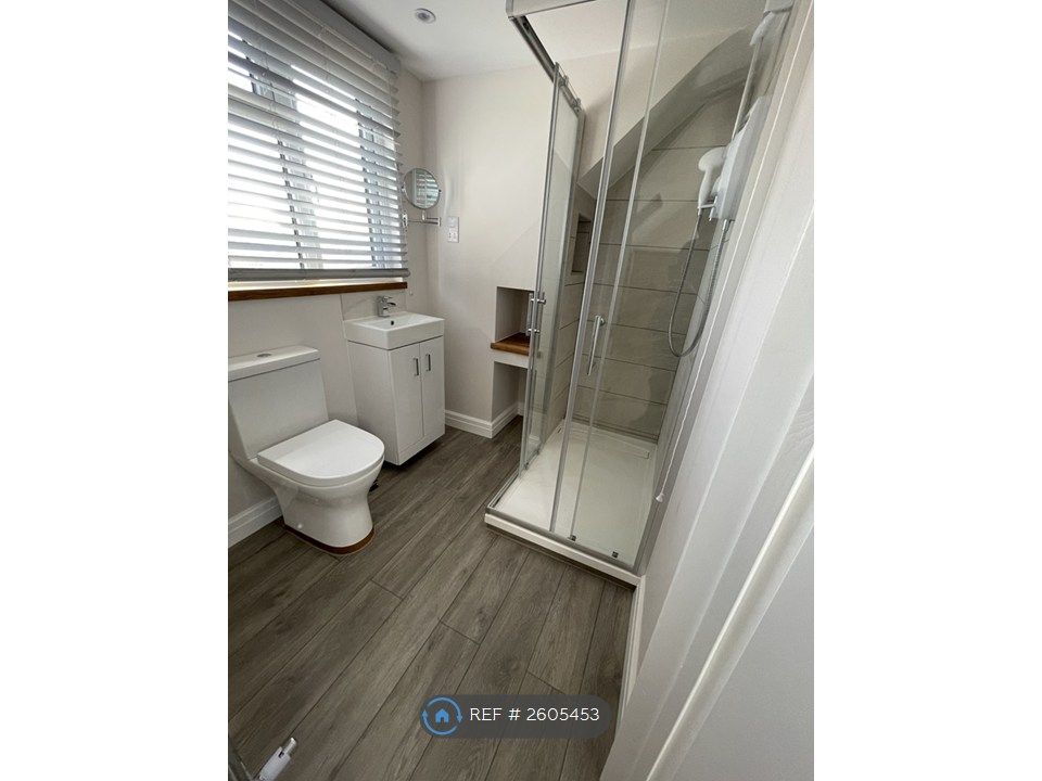 Property photo 3 of 11 Ensuite