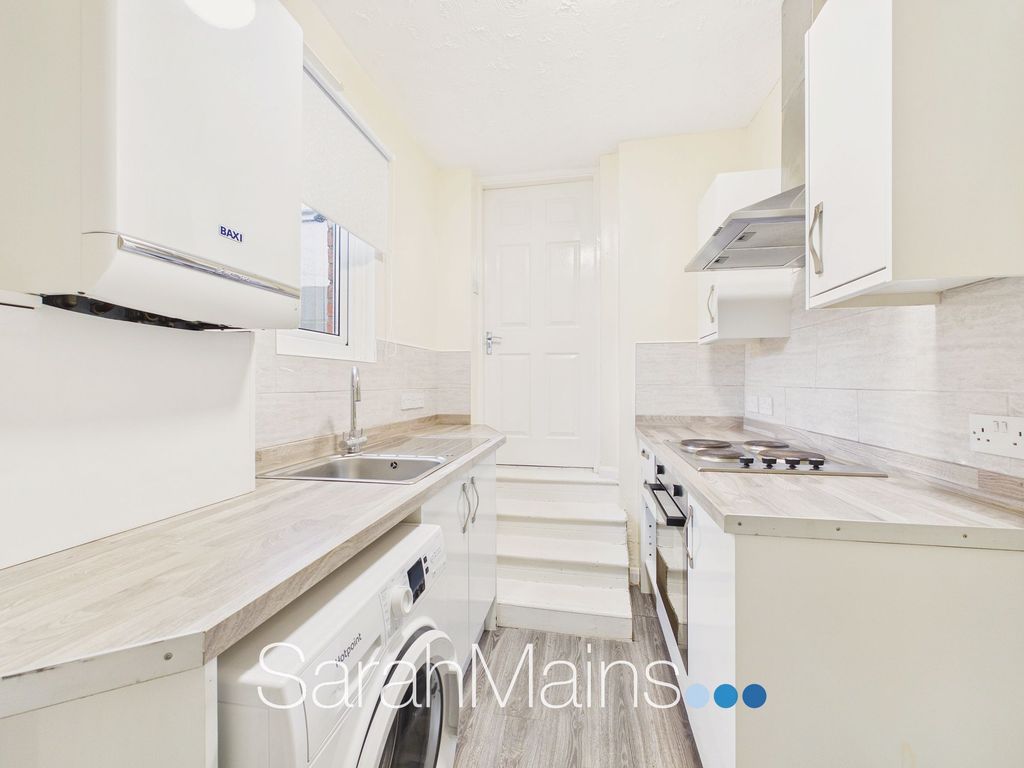 Property photo 3 of 8 Kitchen