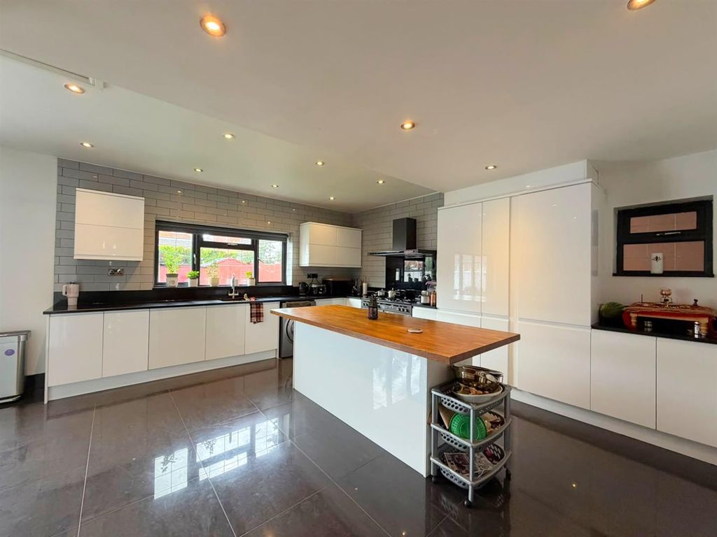 Property photo 3 of 29 Kitchen / Diner