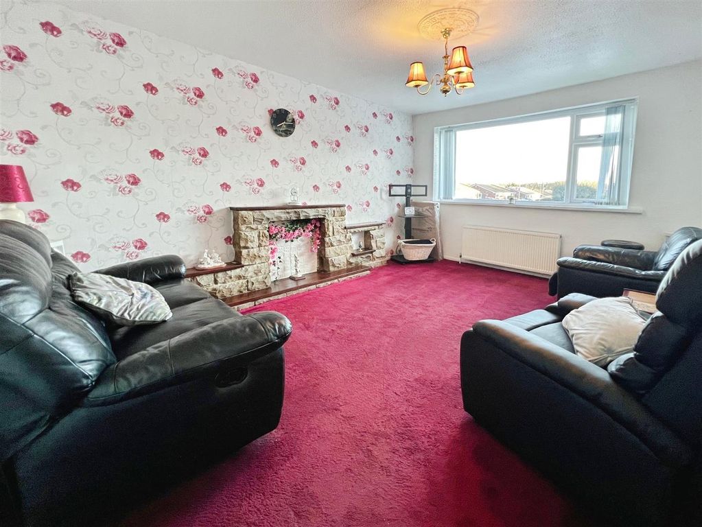 Property photo 2 of 19 Lounge