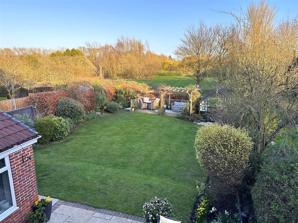 Property photo 3 of 28 South Facing Garden &amp; Unspoiled Outlook 872