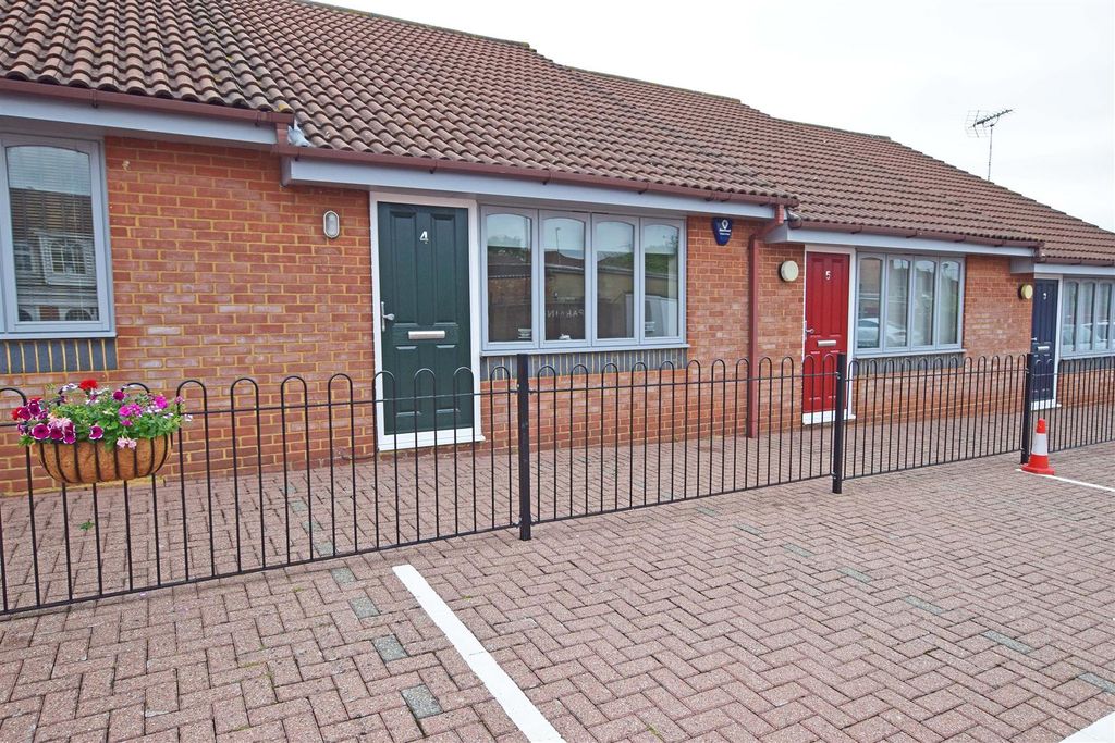 Property photo 1 of 10 Front