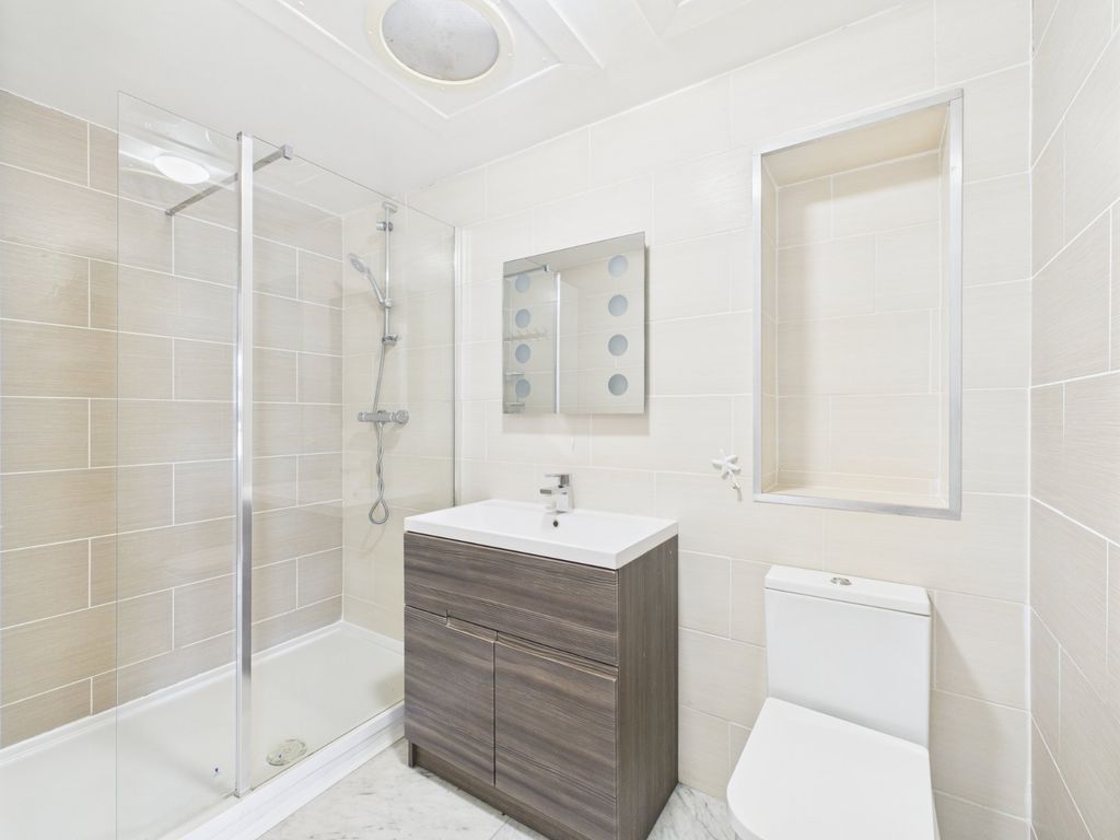 Property photo 2 of 10 Bathroom