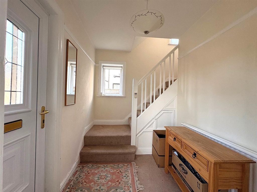 Property photo 2 of 16 Hallway.Jpg