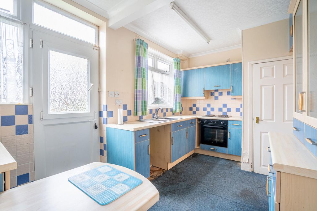 Property photo 3 of 11 Kitchen