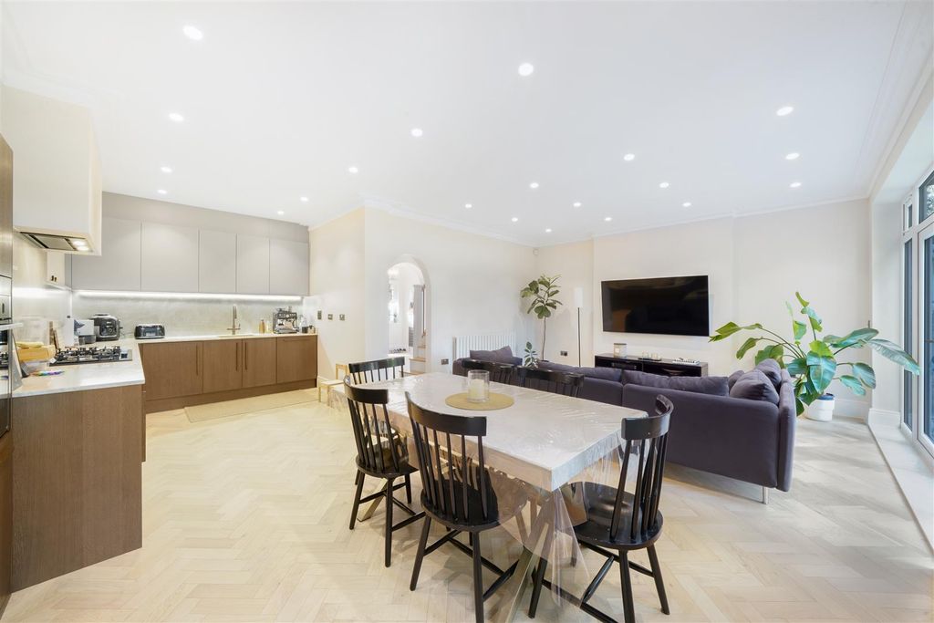 Property photo 3 of 15 17 Amery Road - Ckysdo2Gcoezah7S4Hgn.Jpg