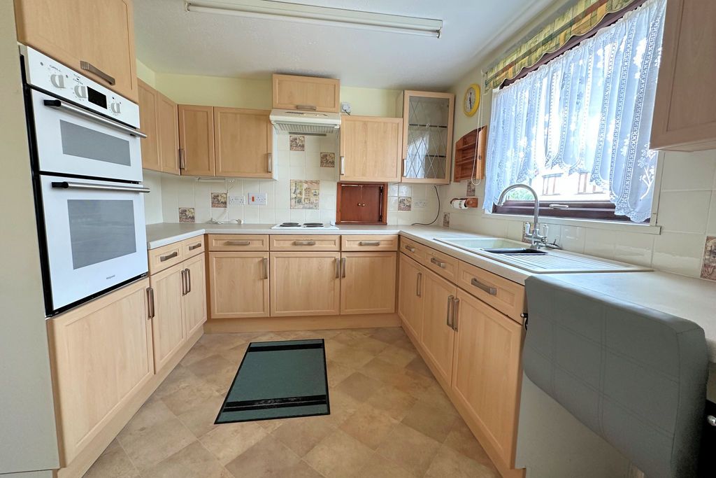 Property photo 3 of 18 Kitchen