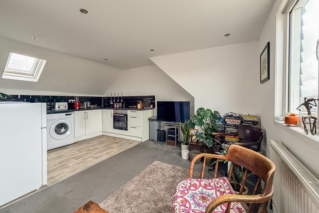 Property photo 2 of 10 Kitchen/Lounge