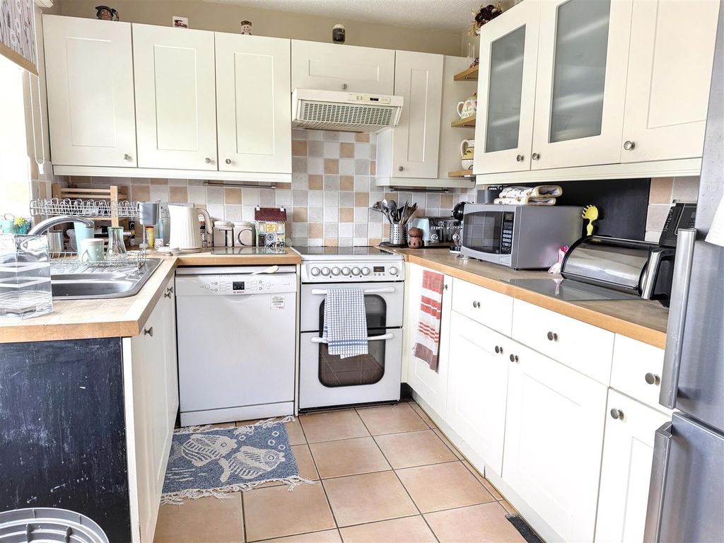 Property photo 3 of 11 Kitchen