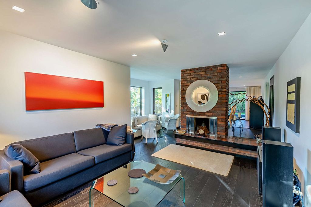 Property photo 2 of 21 Sitting Room