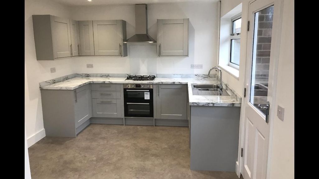 Property photo 2 of 10 Kitchen