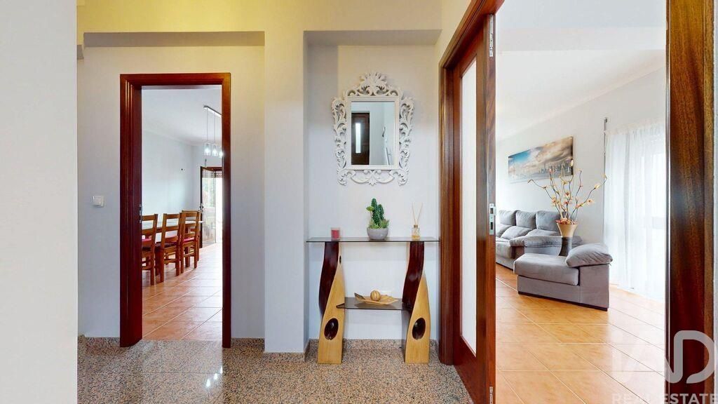 Property photo 2 of 33