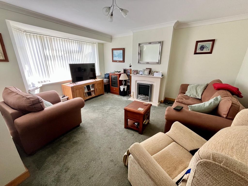 Property photo 2 of 10 Lounge