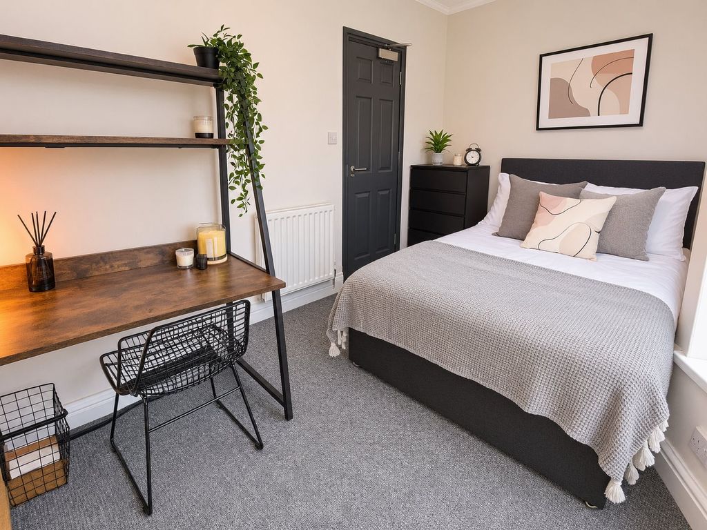 Property photo 2 of 8 122 Adelaide - 7