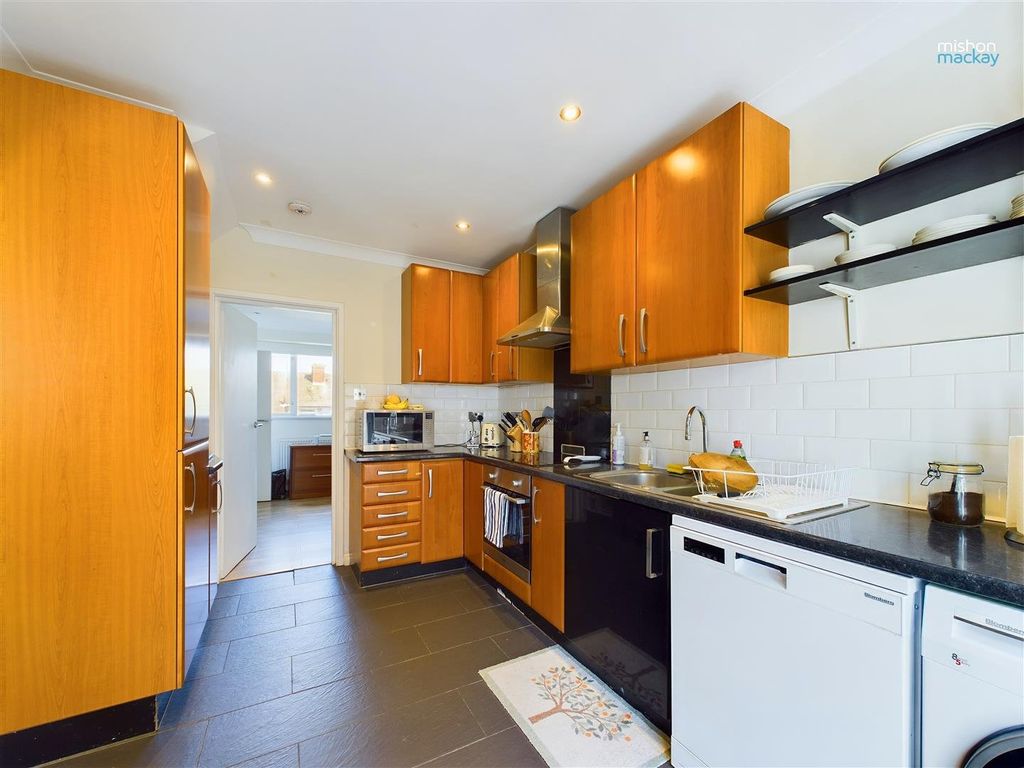 Property photo 3 of 11 Kitchen