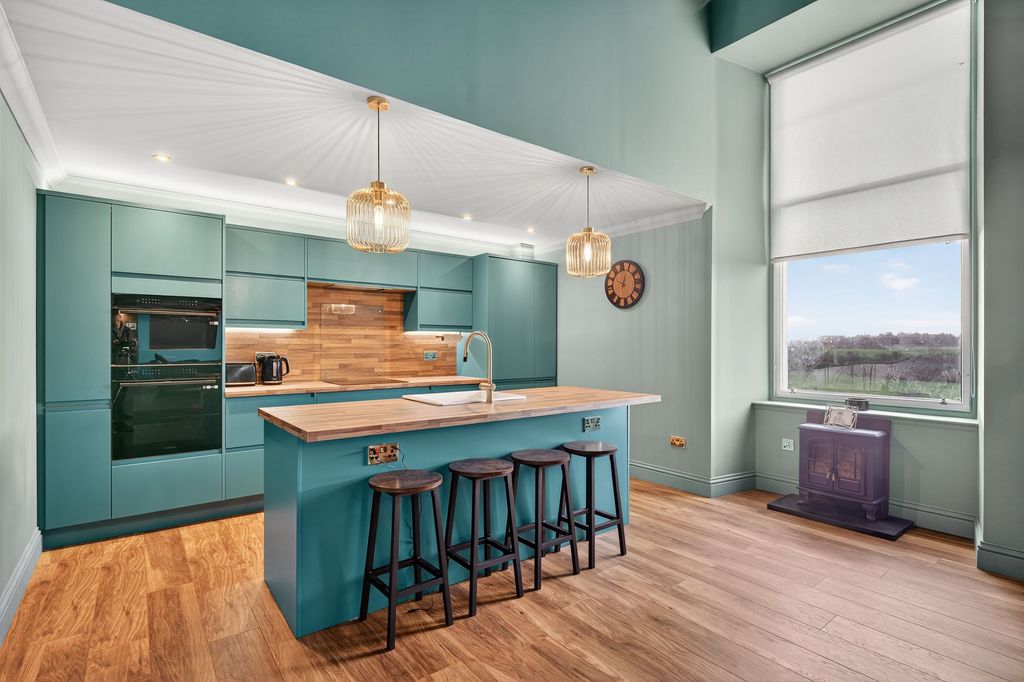 Property photo 3 of 33