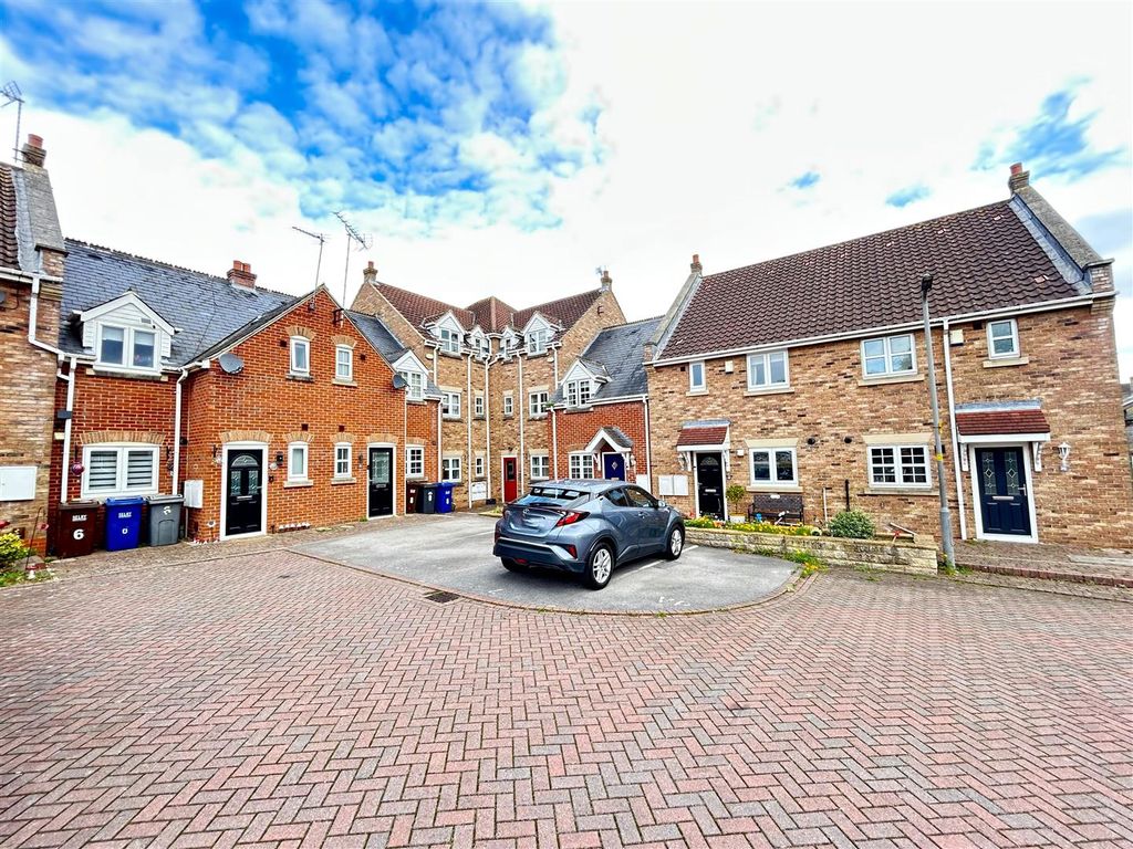 Property photo 1 of 10 Front External