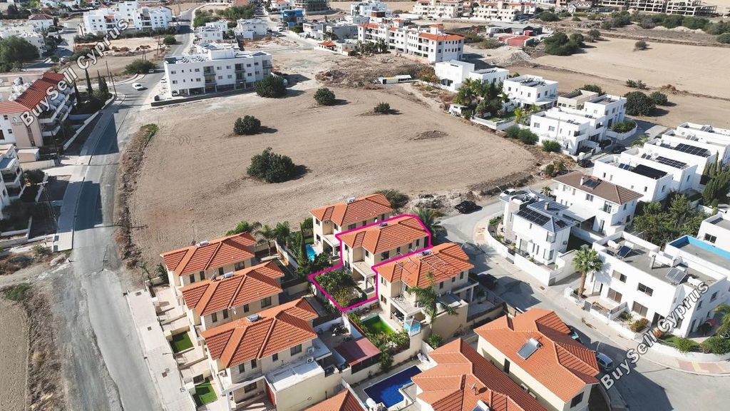 Property photo 2 of 27