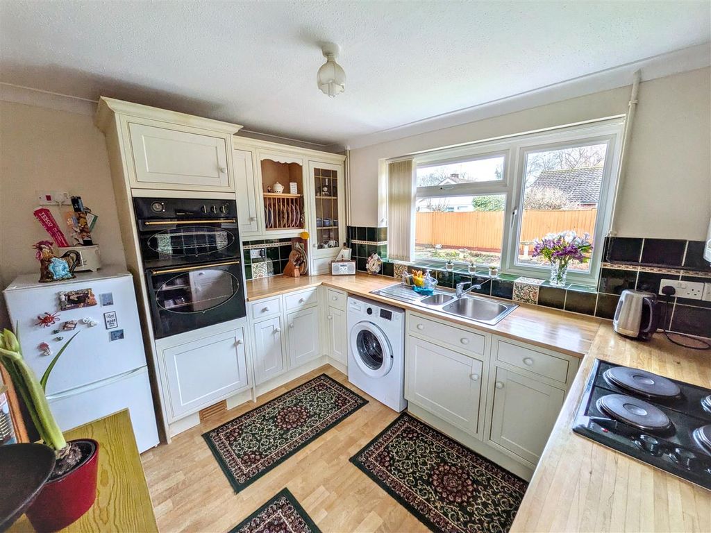 Property photo 2 of 12 Kitchen